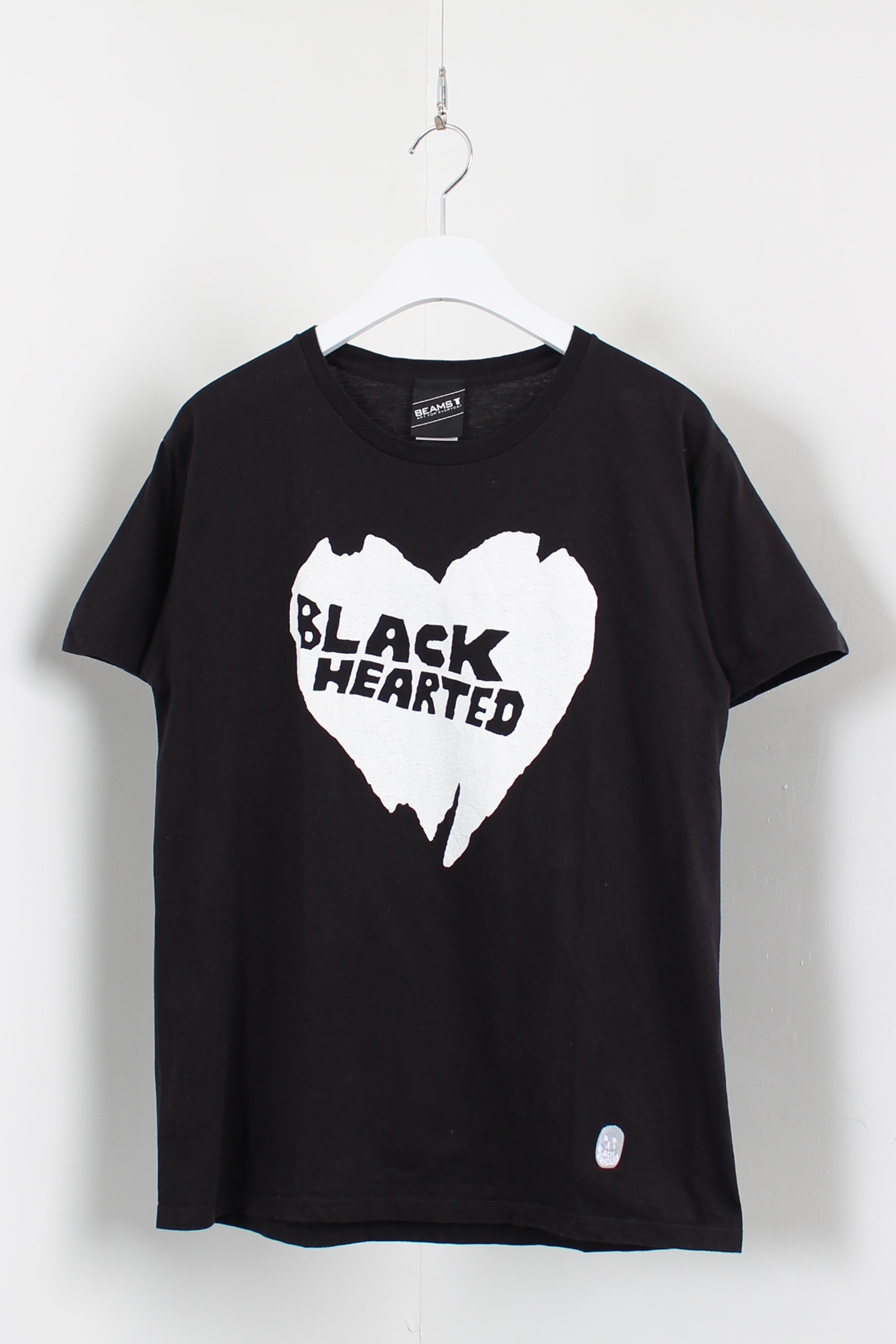 BEAMS &quot;BLACK HEARTED&quot; T-shirt